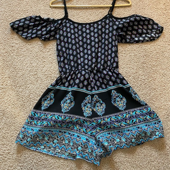 Cold shoulder romper, size small - Picture 4 of 4